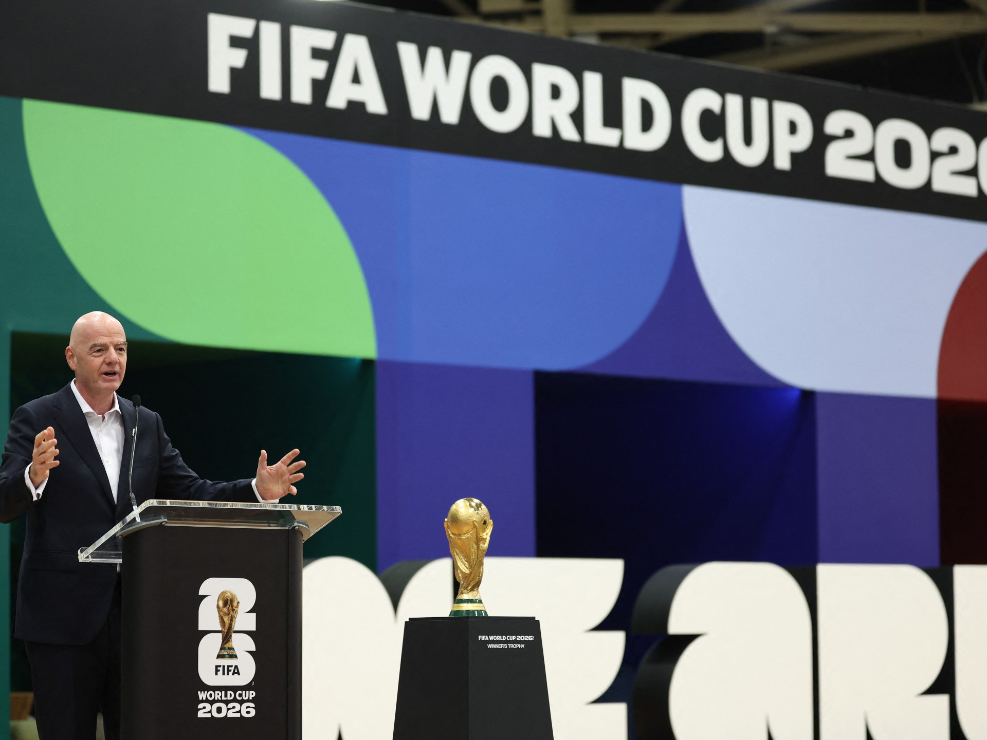 رئيس الفيفا يحذر لوس أنجلوس من جماهير كأس العالم 2026