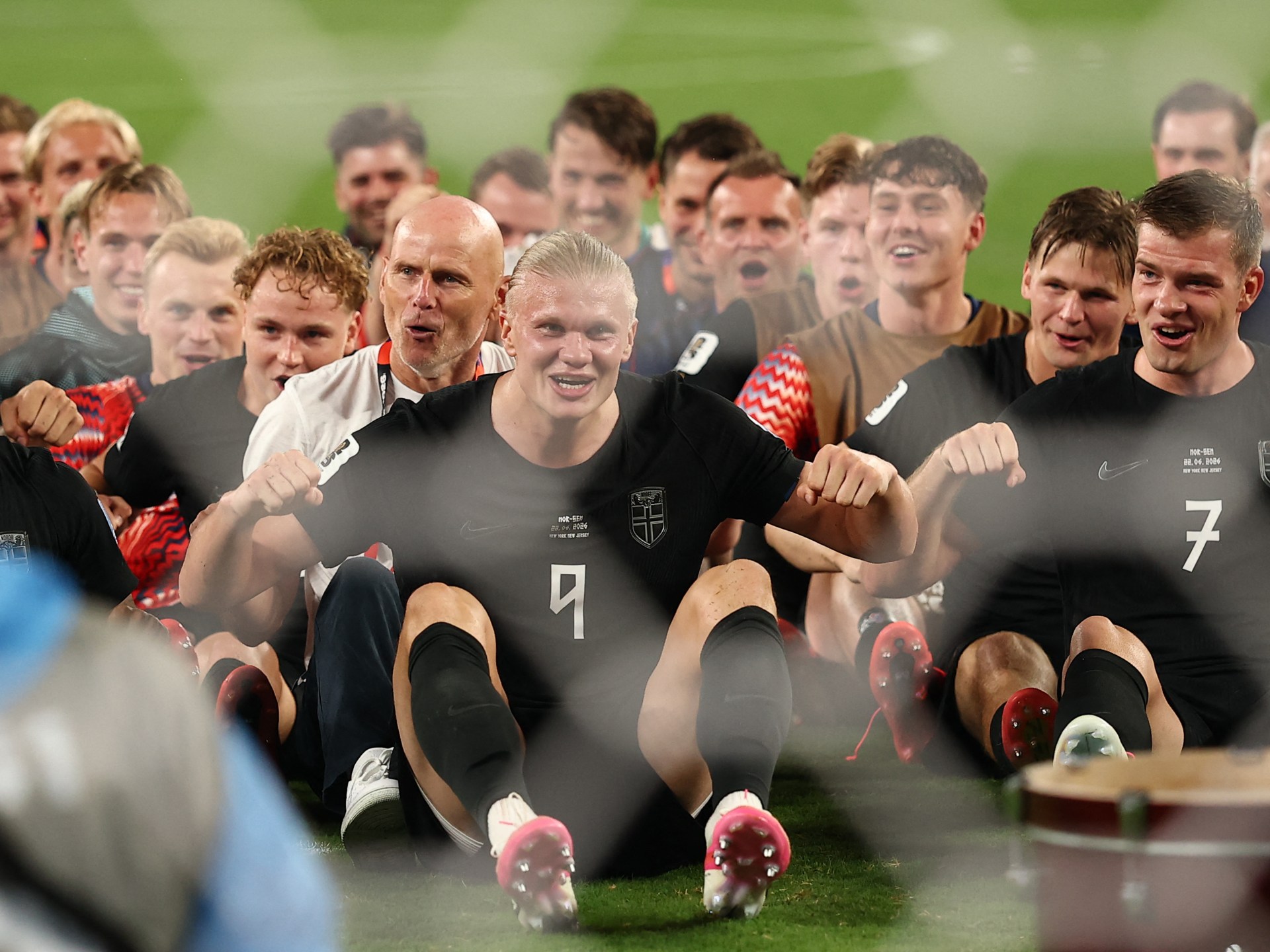 هالاند يحتفل بتأهل النرويج لكأس العالم 2026