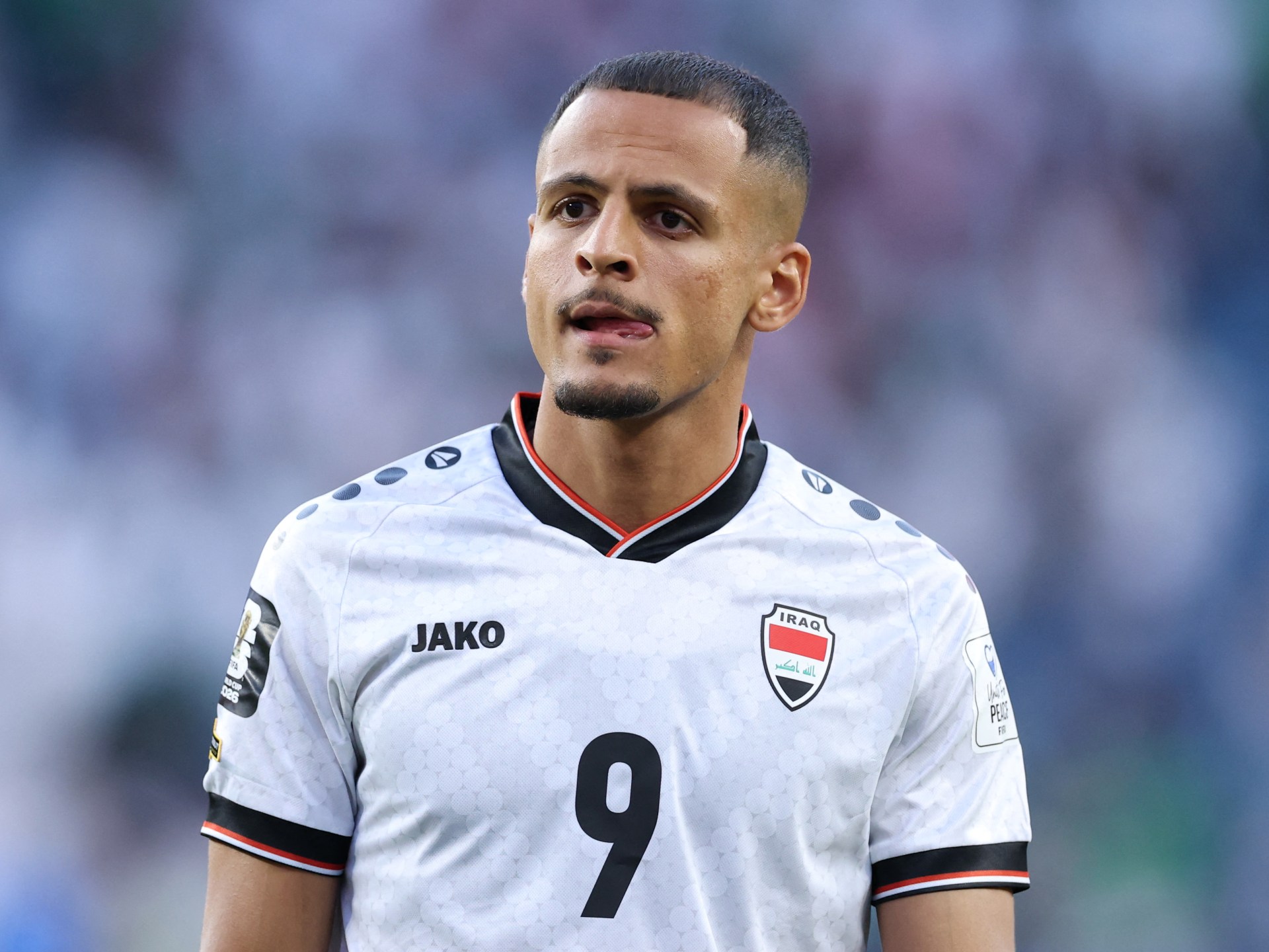 نجم المنتخب العراقي علي الحمادي خلال مباراة تأهيلية لكأس العالم 2026