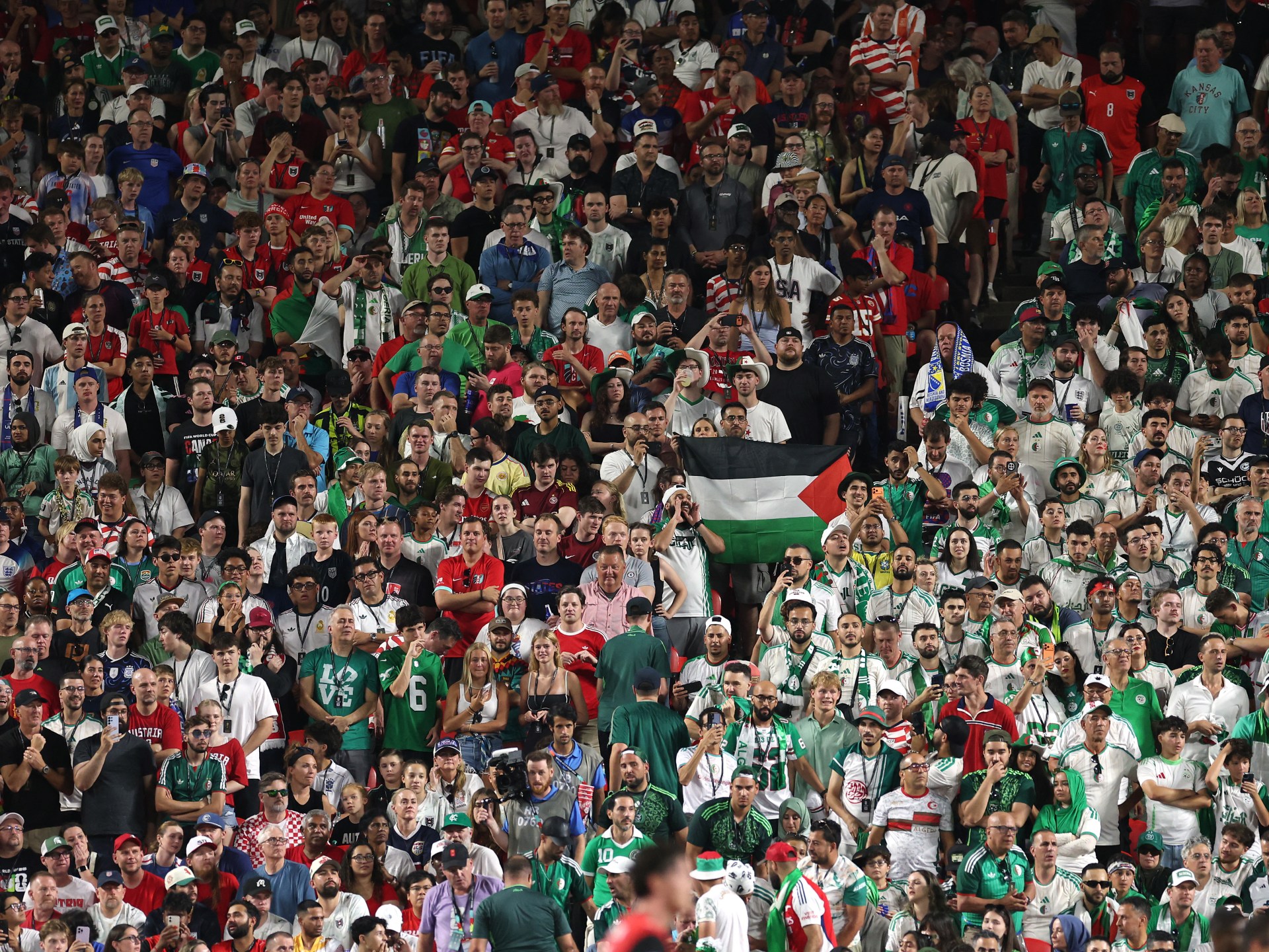 مشجعون يرفعون العلم الفلسطيني في مدرجات كأس العالم 2026