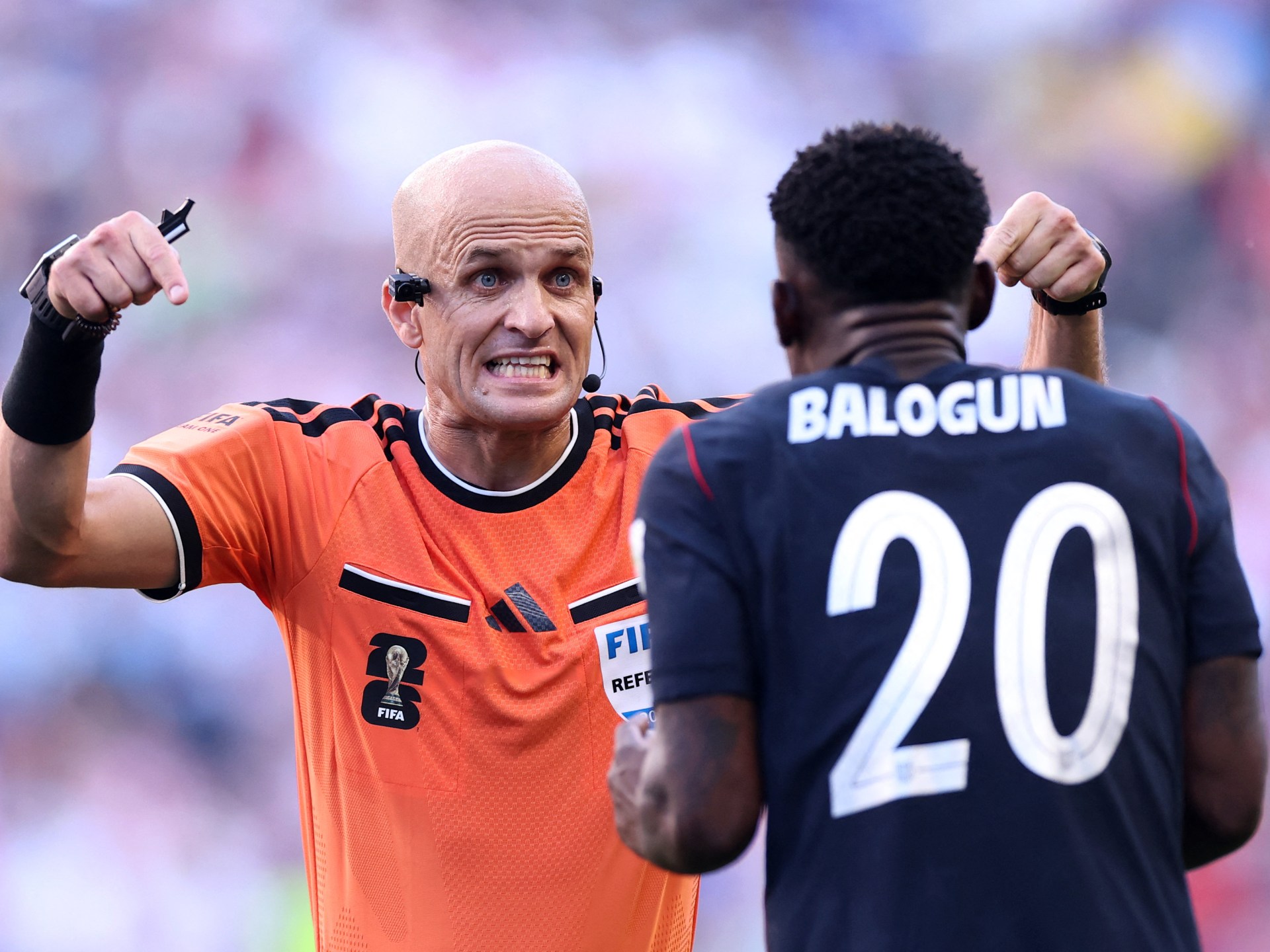 الحكم الأردني أدهم مخادمة خلال مباراة في كأس العالم 2026