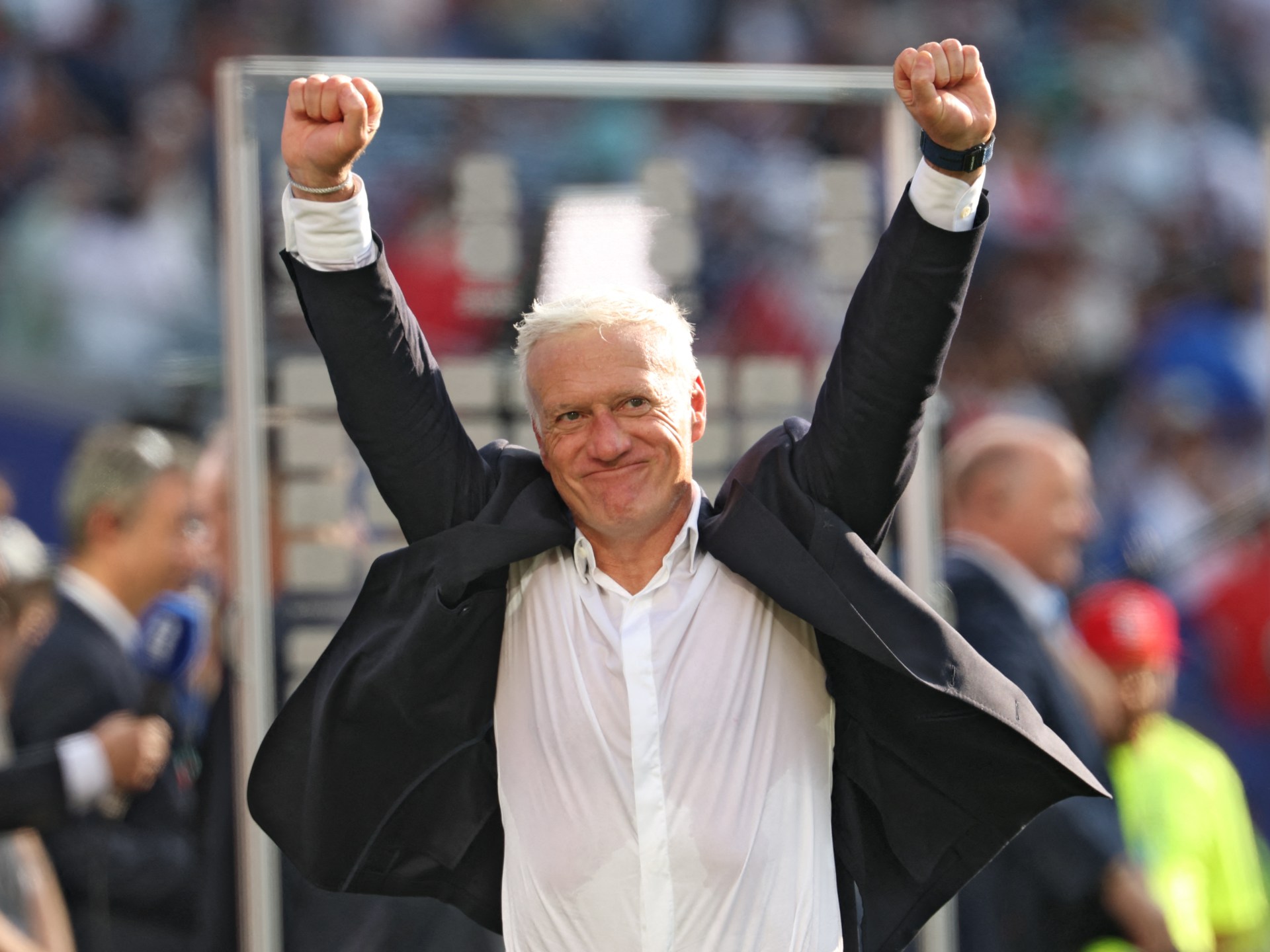 ديشان يحتفل مع لاعبيه بعد الفوز على المغرب في كأس العالم 2026