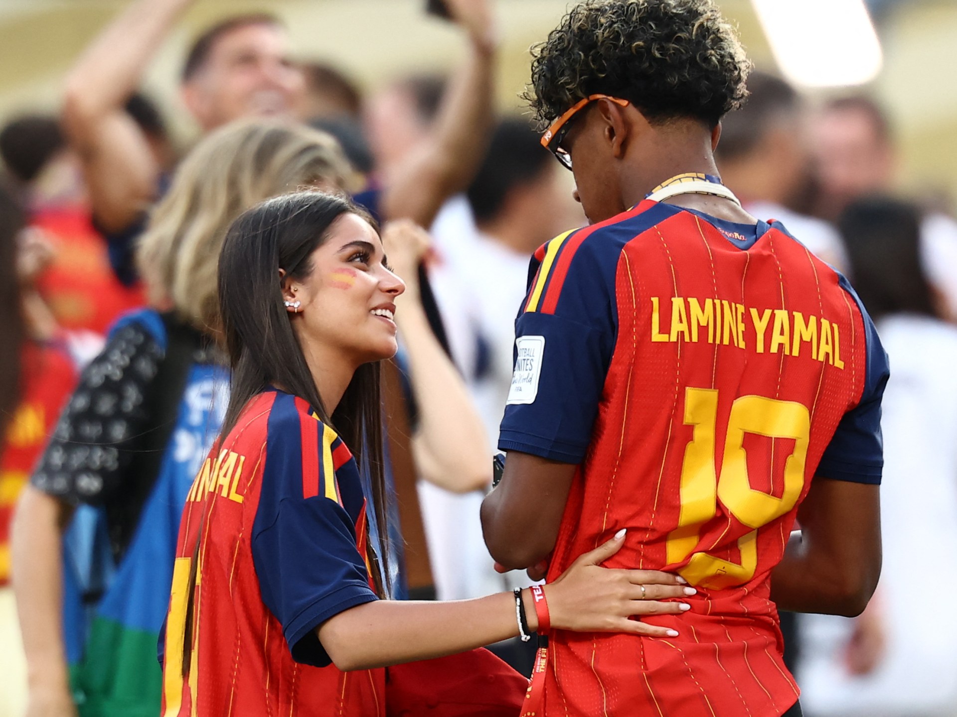 لامين يامال: من صورة مع ميسي إلى تتويج تاريخي في كأس العالم 2026 لامين يامال يرفع كأس العالم 2026 بفخر