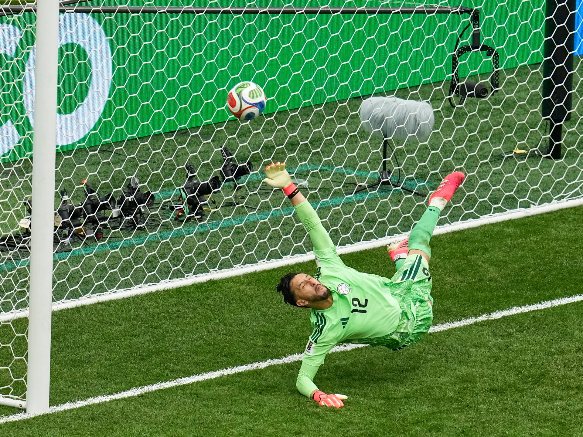 لاعب ينفذ ضربة ترجيح حاسمة في كأس العالم 2026