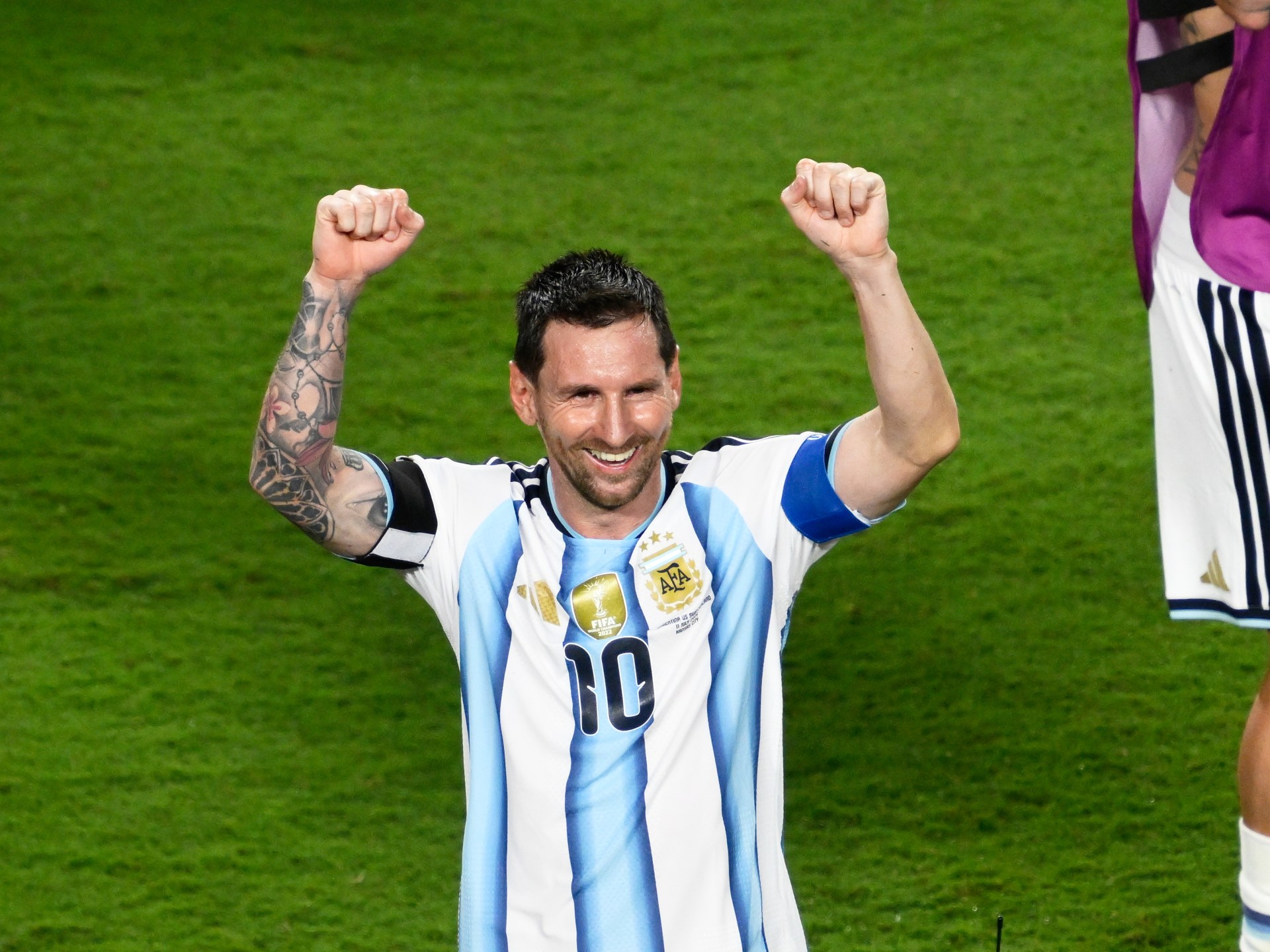 ليونيل ميسي يحمل كأس العالم 2022 قبل بطولة 2026