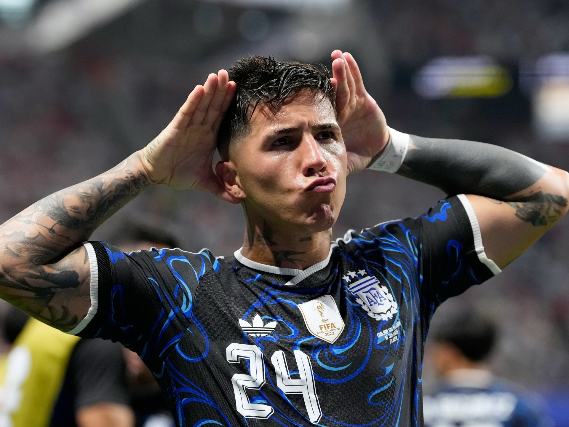 إنزو فرنانديز يعود بحذاء قطر 2022 في مفاجأة نصف نهائي كأس العالم 2026 إنزو فرنانديز يلعب بحذاء نادر في كأس العالم 2026