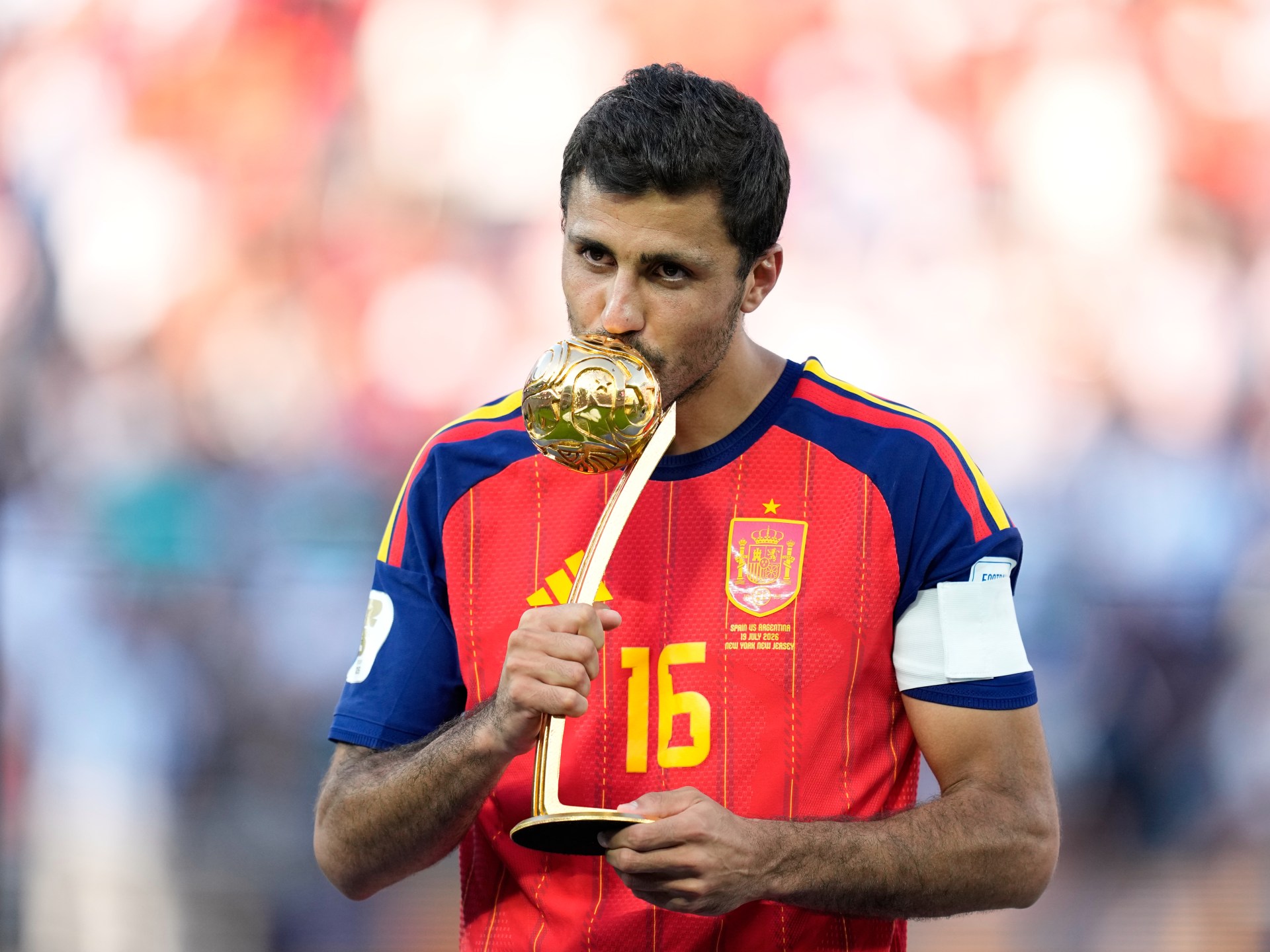 رودري يحمل جائزة أفضل لاعب في كأس العالم 2026