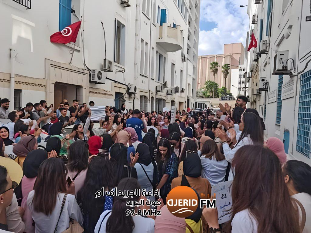 الدفعة السادسة للمعلمين تُعلن تحرّكًا وطنيًا يوم 14 أفريل أمام وزارة التربية احتجاجًا على تأخر صرف مستحقاتهم المالية الدفعة السادسة للمعلمين تُعلن تحرّكًا وطنيًا يوم 14 أفريل أمام وزارة التربية احتجاجًا على تأخر صرف مستحقاتهم المالية