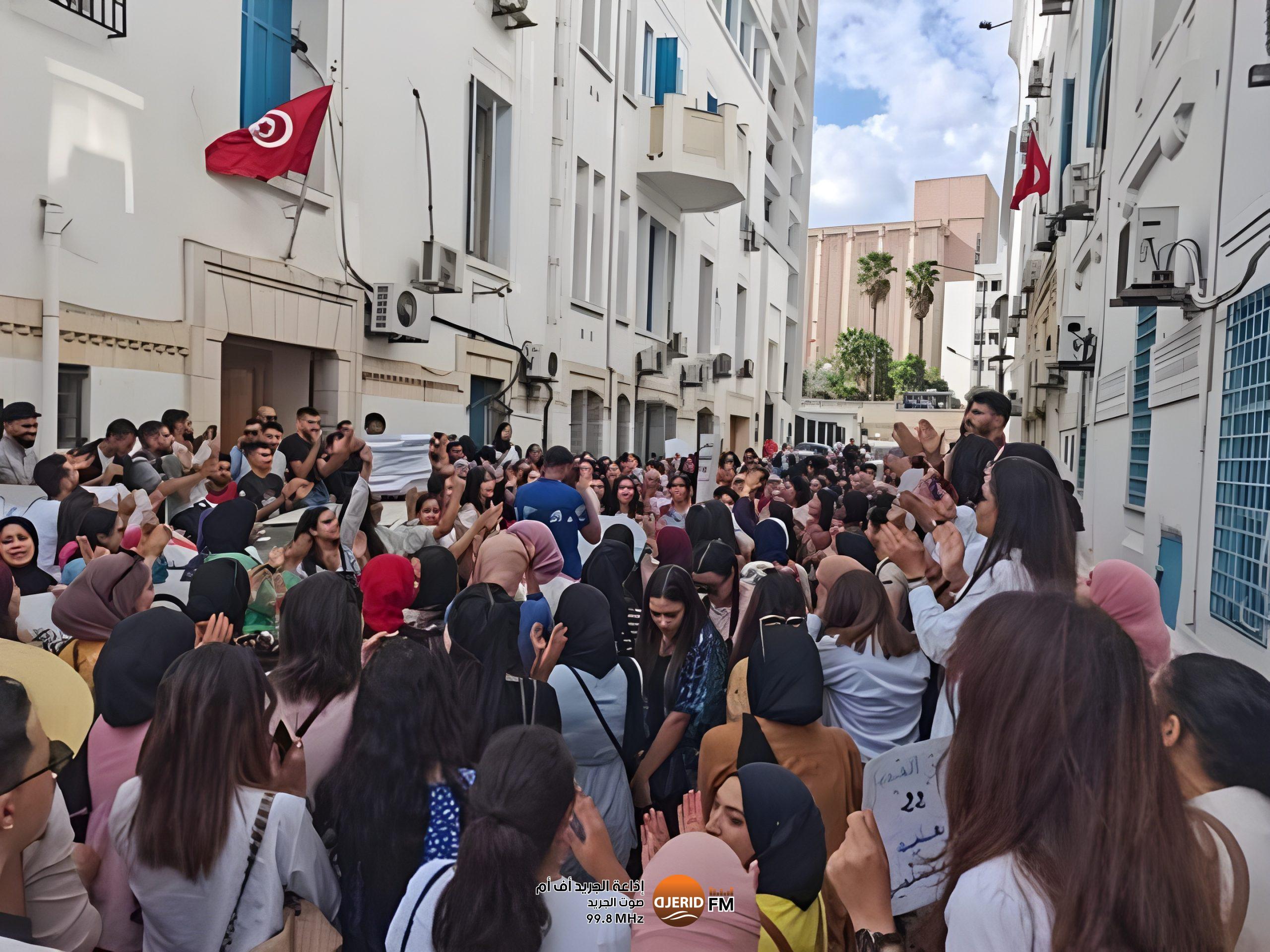 خريجو علوم التربية – الدفعة السادسة في أزمة بعد سبعة أشهر من انتظار صرف مستحقاتهم المالية خريجو علوم التربية – الدفعة السادسة في أزمة بعد سبعة أشهر من انتظار صرف مستحقاتهم المالية