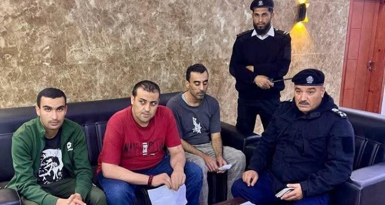ليبيا تستقبل 3 مواطنين بعد الإفراج عنهم من قبل السلطات التونسية! ليبيا تتسلم 3 مواطنين أفرجت عنهم السلطات التونسية