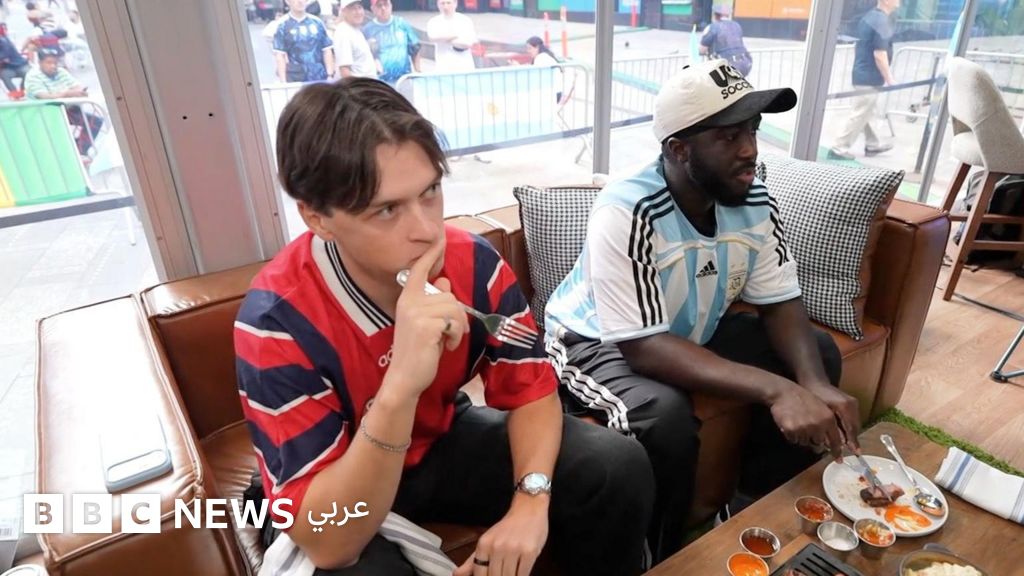 معجبون يشاهدون مباريات كأس العالم 2026 على التلفاز