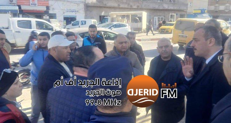 "والي أريانة: نحن نستمع لمطالب سائقي التاكسي الجماعي لكن لا تهاون مع الخروج عن القانون!" والي أريانة لسواق التاكسي الجماعي: ننصت لطلباتكم لكن الخروج القانون مرفوض