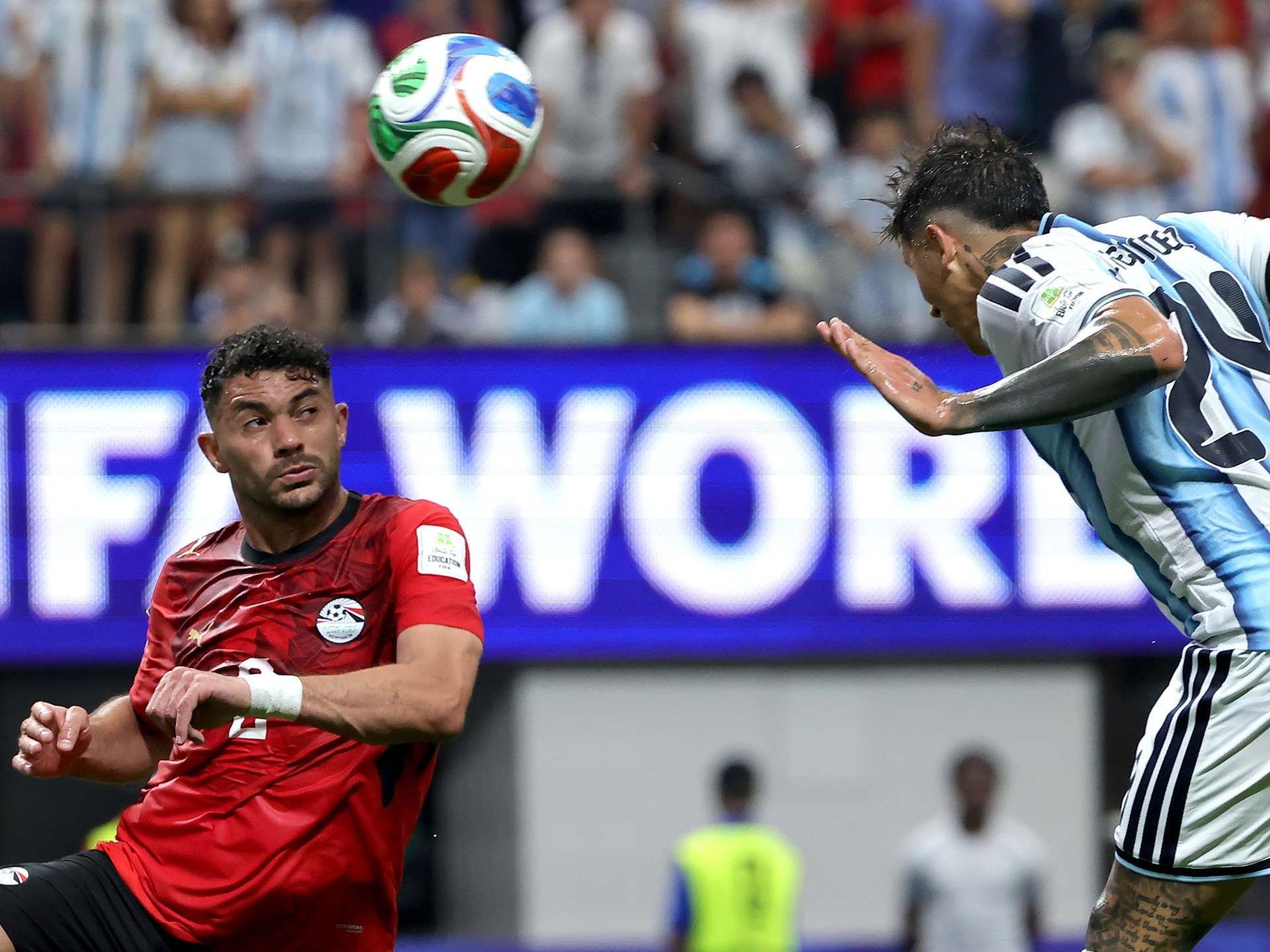 شعار فيفا وكأس العالم 2026 مع رمزيات الدول المستضيفة
