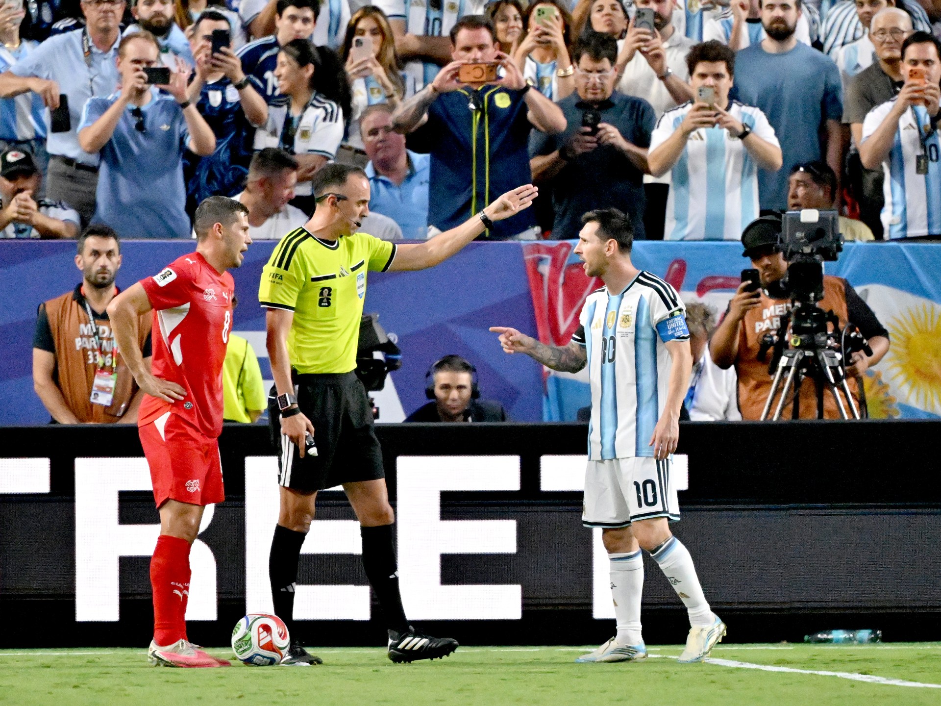ميسي والحكم البرتغالي في كأس العالم 2026