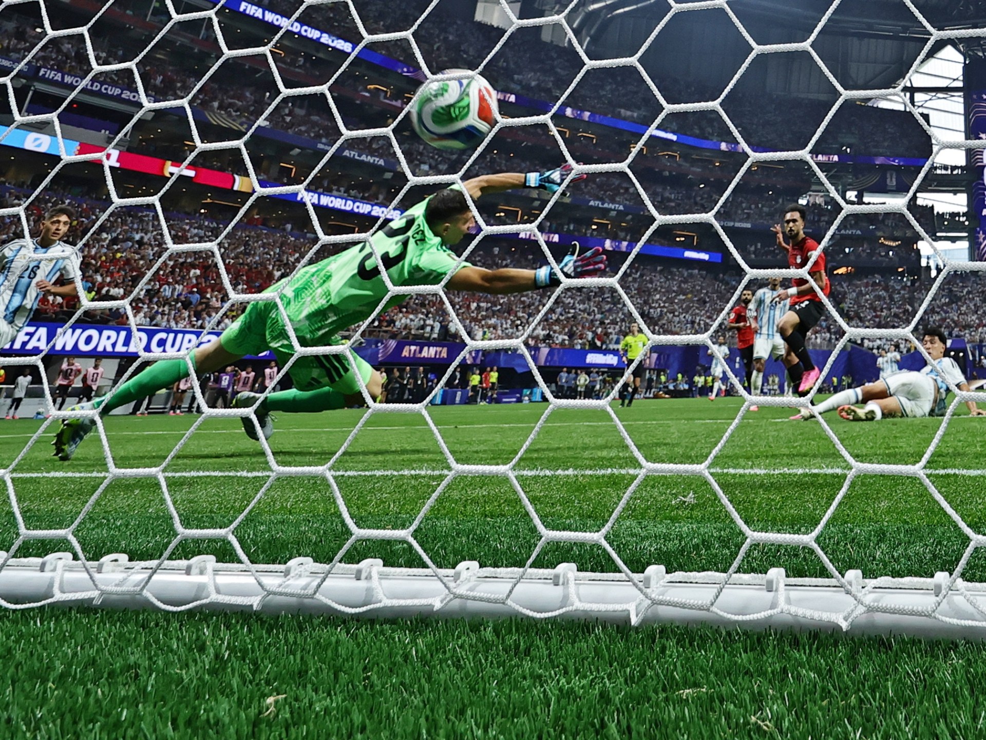 حارس مرمى يتصدى لركلة ترجيح في كأس العالم 2026