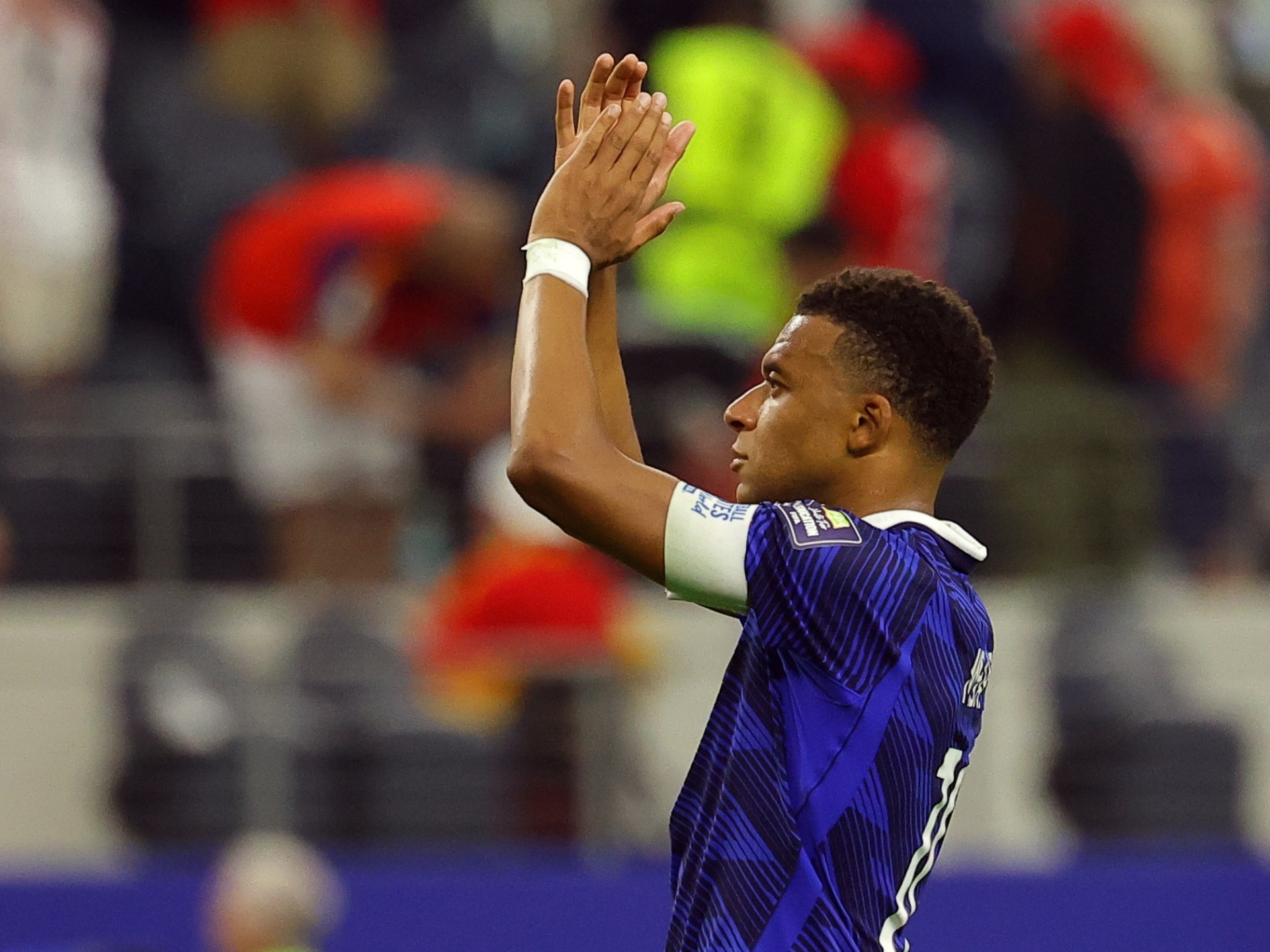 كيليان مبابي يحتفل بهدف في كأس العالم 2022