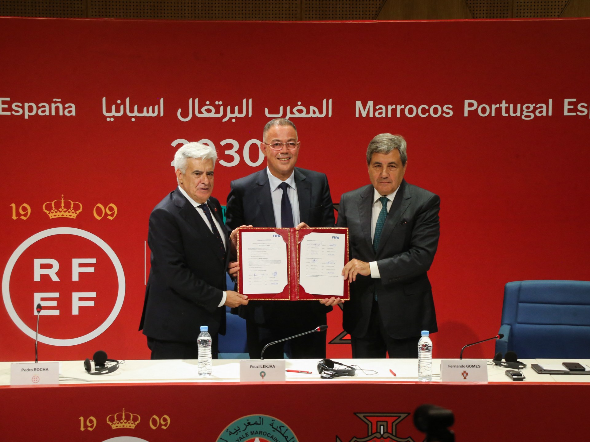 شعار كأس العالم 2030 مع أعلام المنتخبات المتأهلة