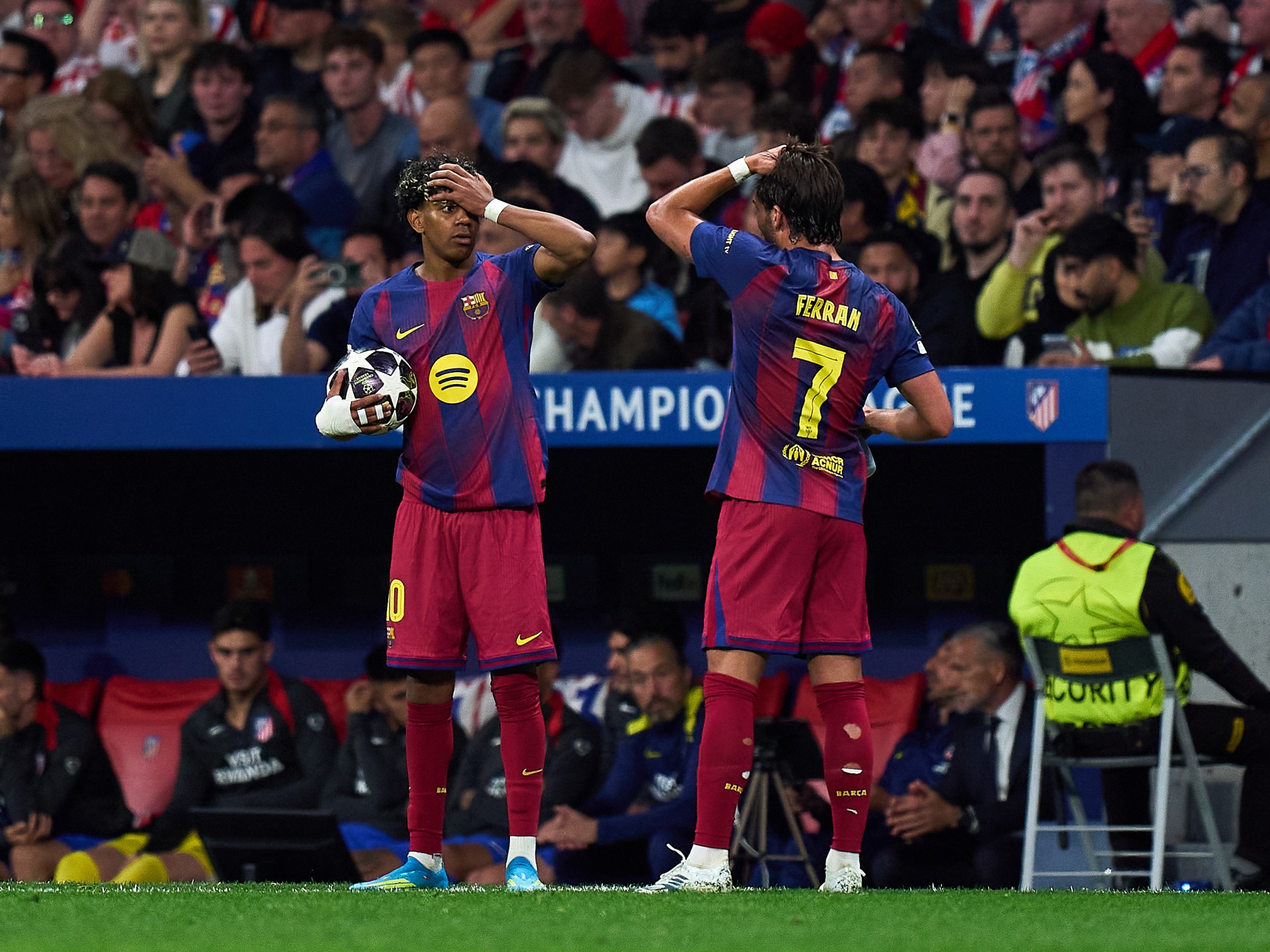 نجم برشلونة يثير الجدل بطلب الانتقال لسان جيرمان