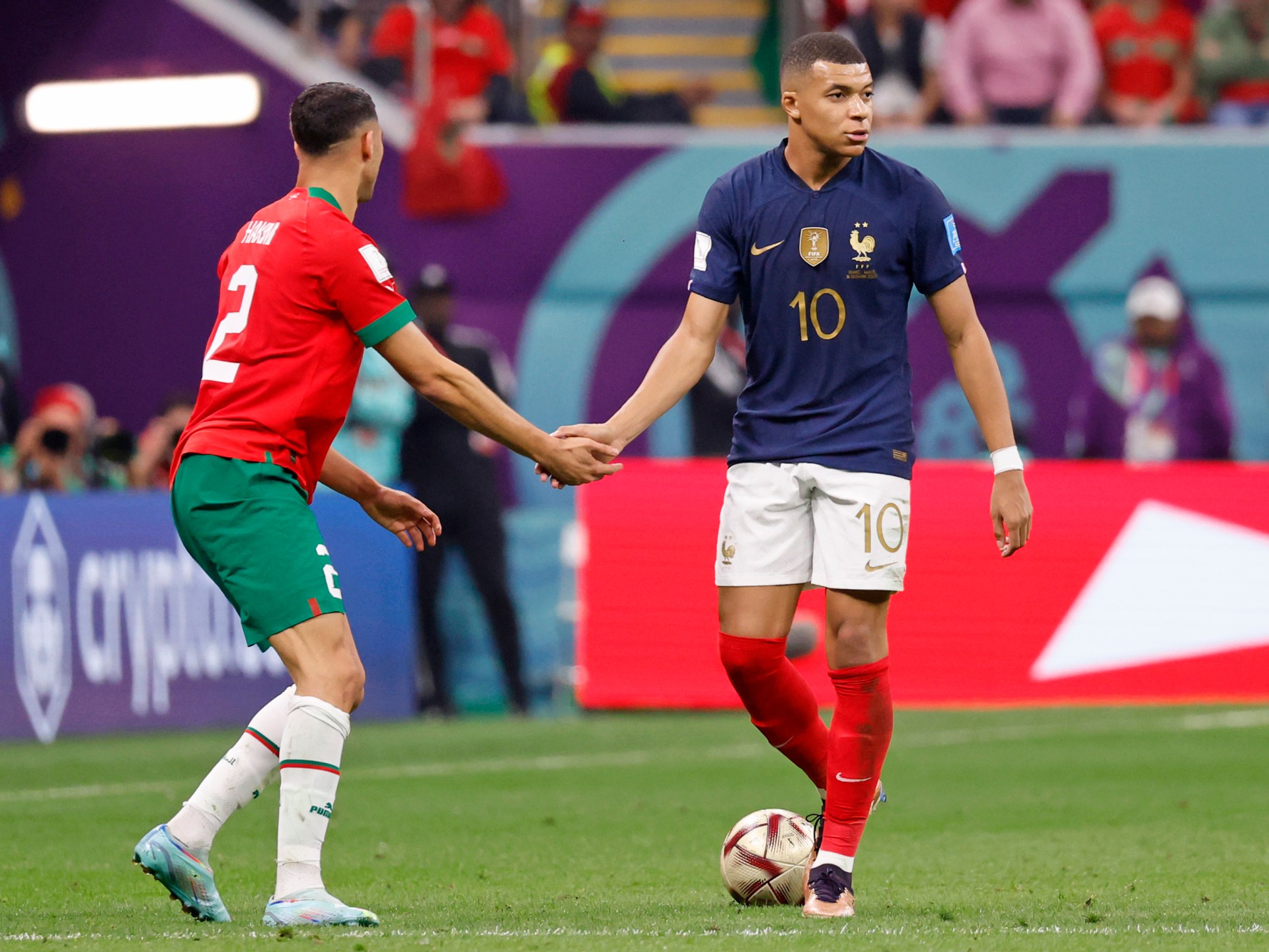 أشرف حكيمي وكيليان مبابي يتبادلان التحية في مباراة بكأس العالم 2026
