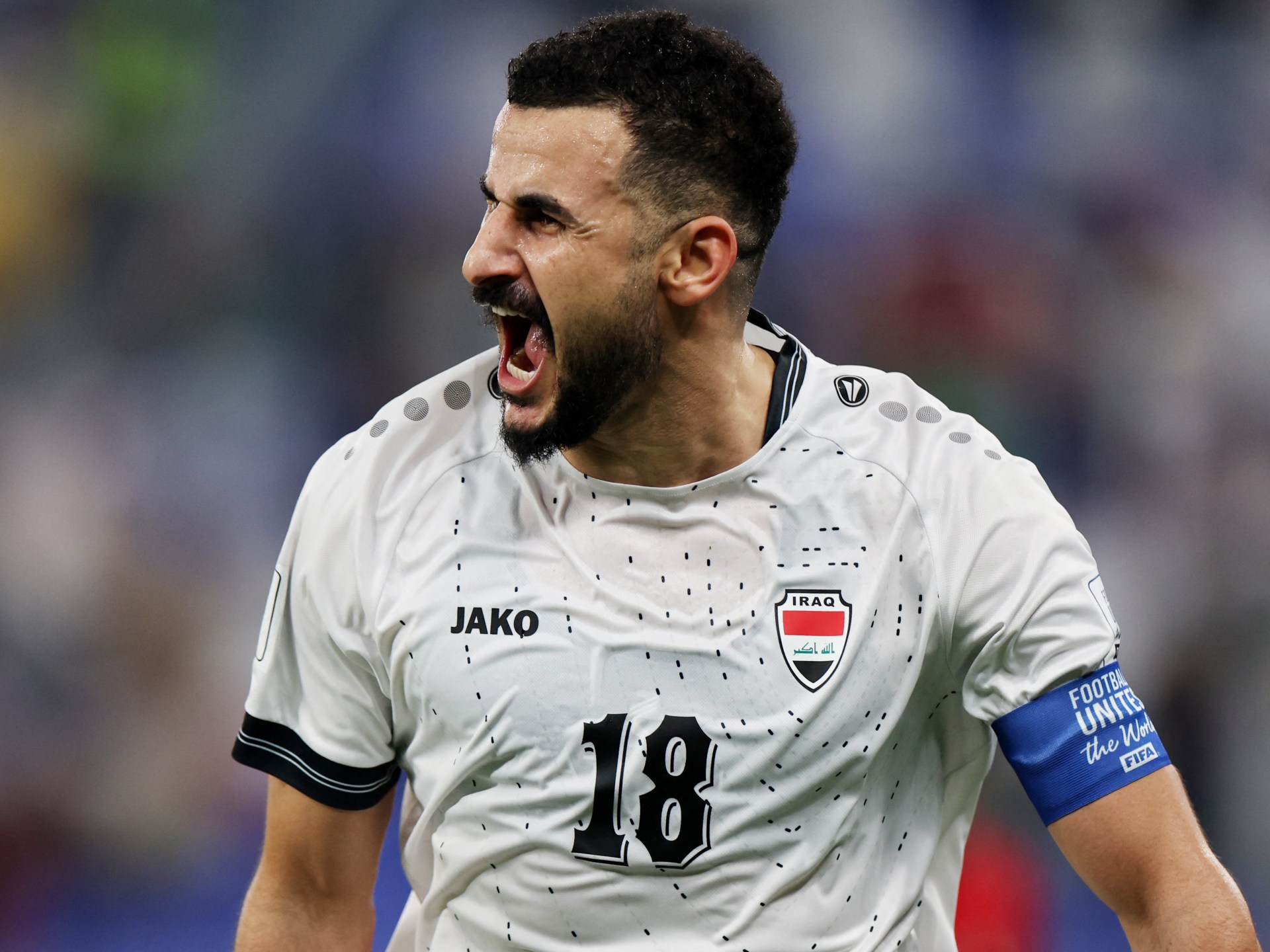 أيمن حسين في مباراة مع منتخب العراق