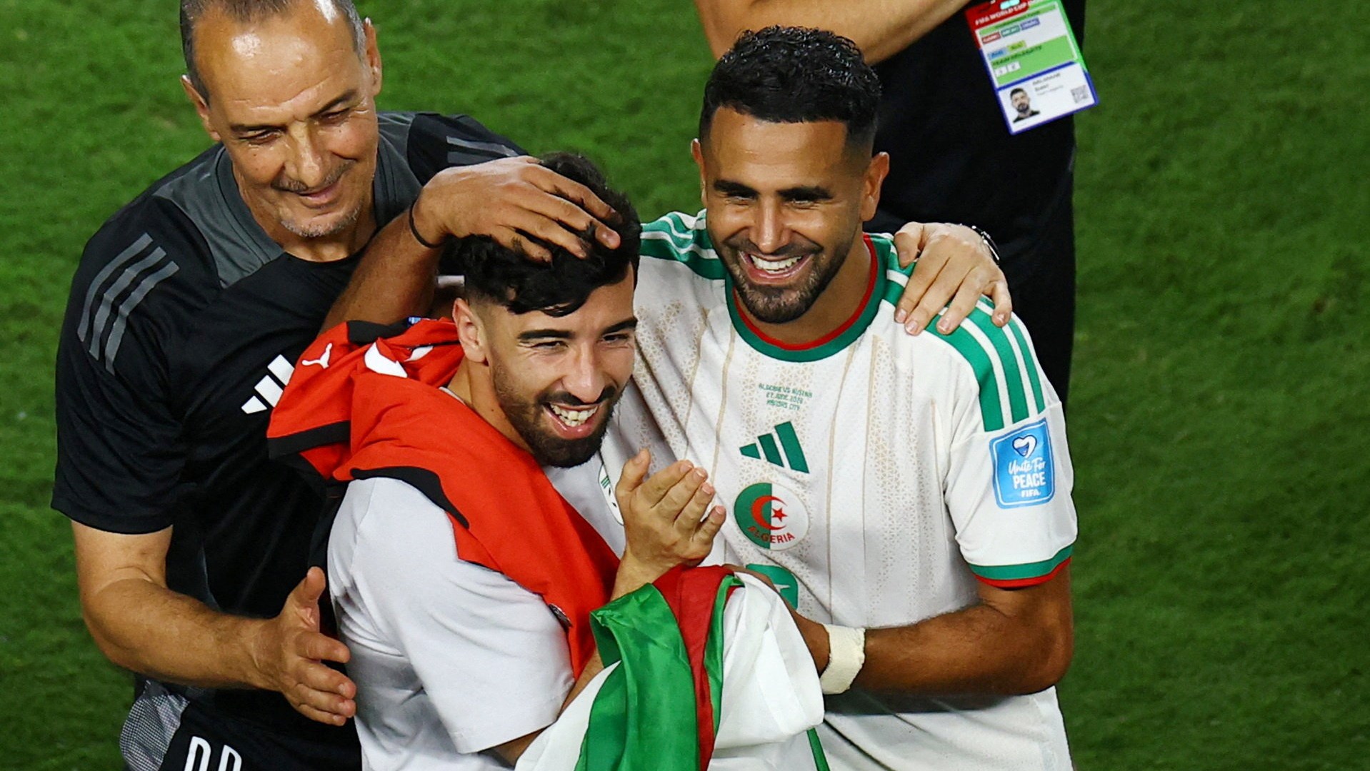 المنتخب الجزائري يحتفل بالتأهل إلى ثمن نهائي كأس العالم 2026