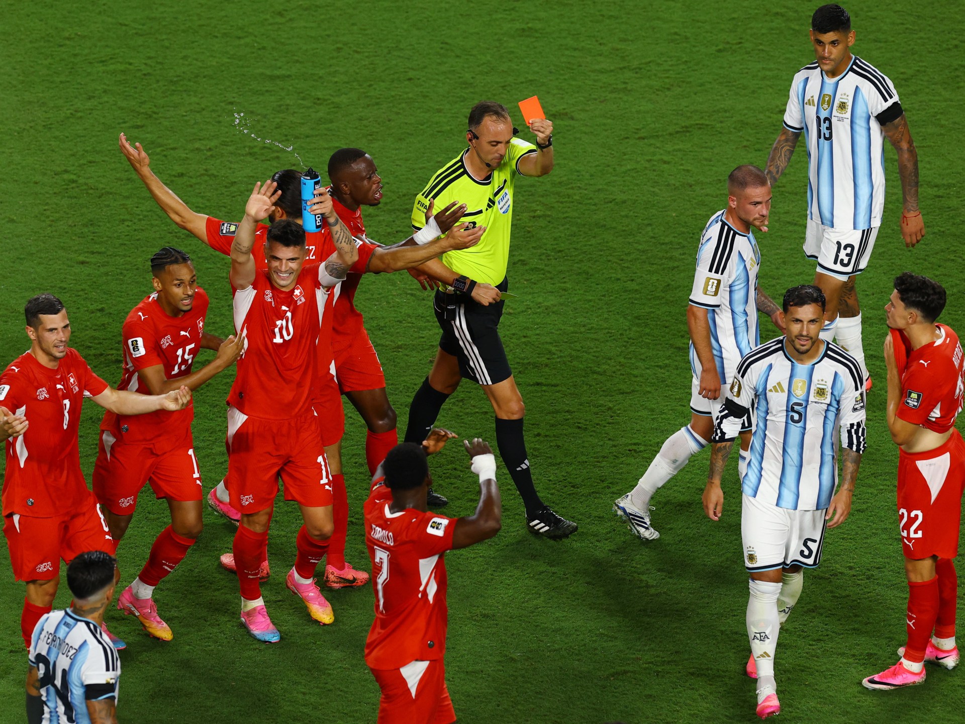 لحظة طرد اللاعب السويسري في كأس العالم 2026 بسبب الهوية المزورة