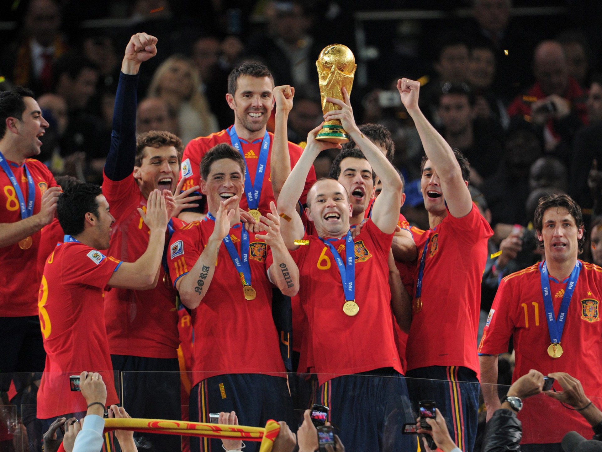 بطل العالم الإسباني 2010 في أزمة تأشيرة قبل كأس العالم 2026