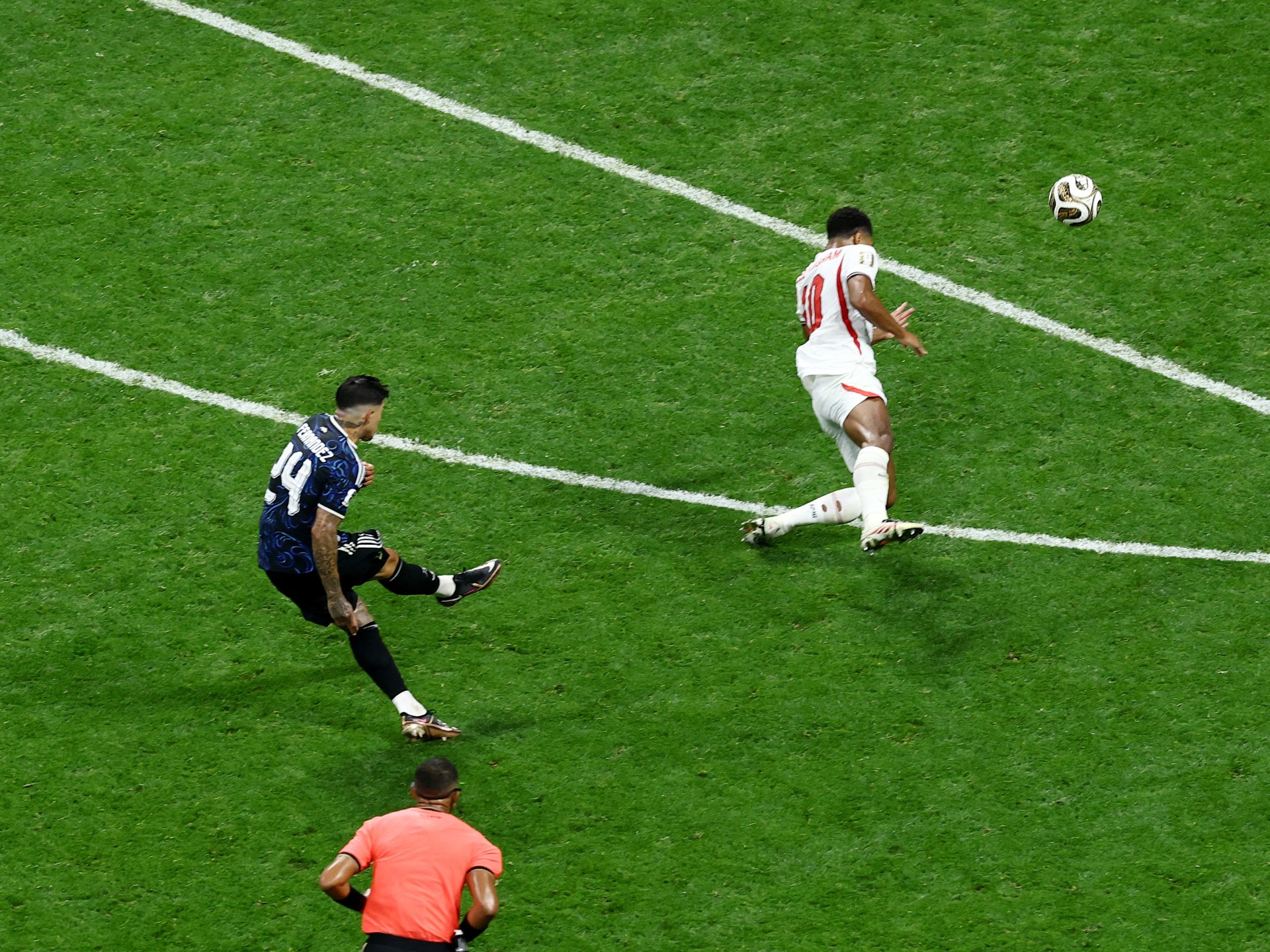التصويب من خارج الجزاء.. سر النجاح الكبير في كأس العالم 2026 لاعب يسدد من خارج منطقة الجزاء في كأس العالم 2026