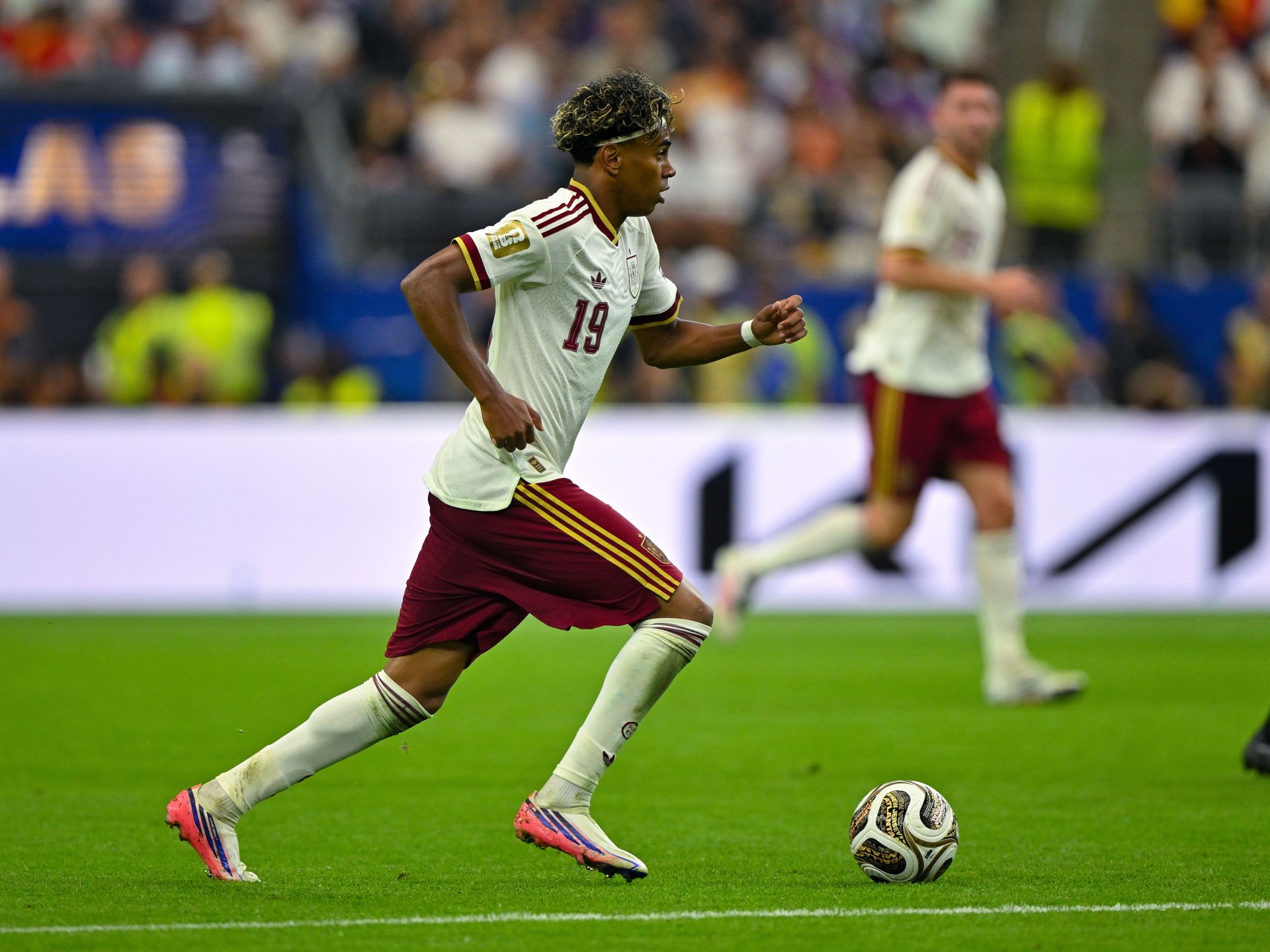 كأس العالم 2026 يشعل المنافسة بين منصات التوقعات وشركات المراهنات التقليدية منصات التوقعات الرياضية خلال كأس العالم 2026