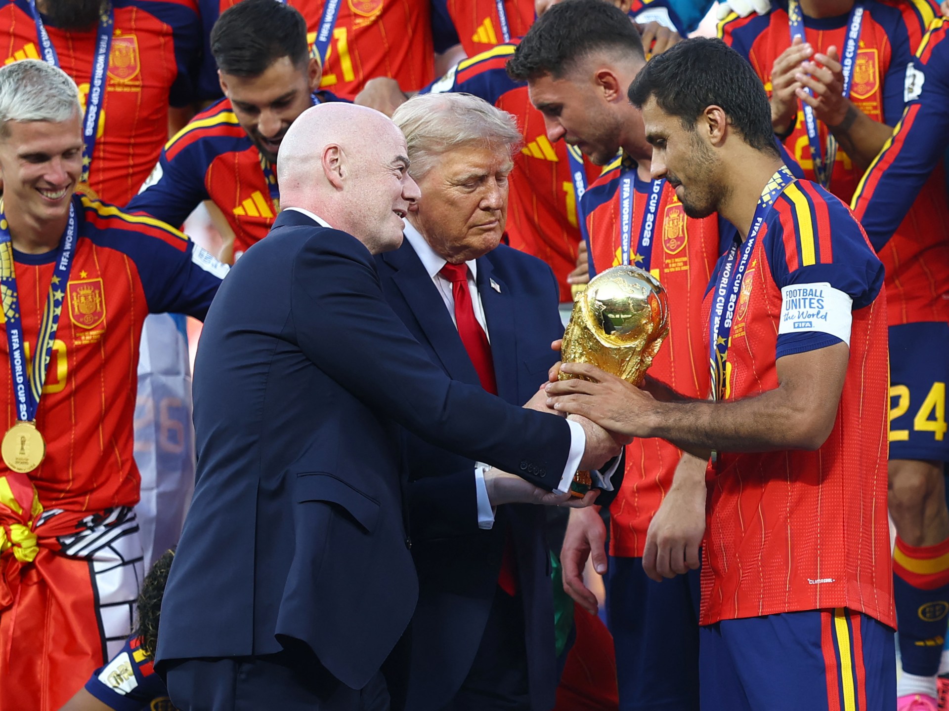 شعار الفيفا وكأس العالم 2026 مع لاعبي الجزائر والنمسا