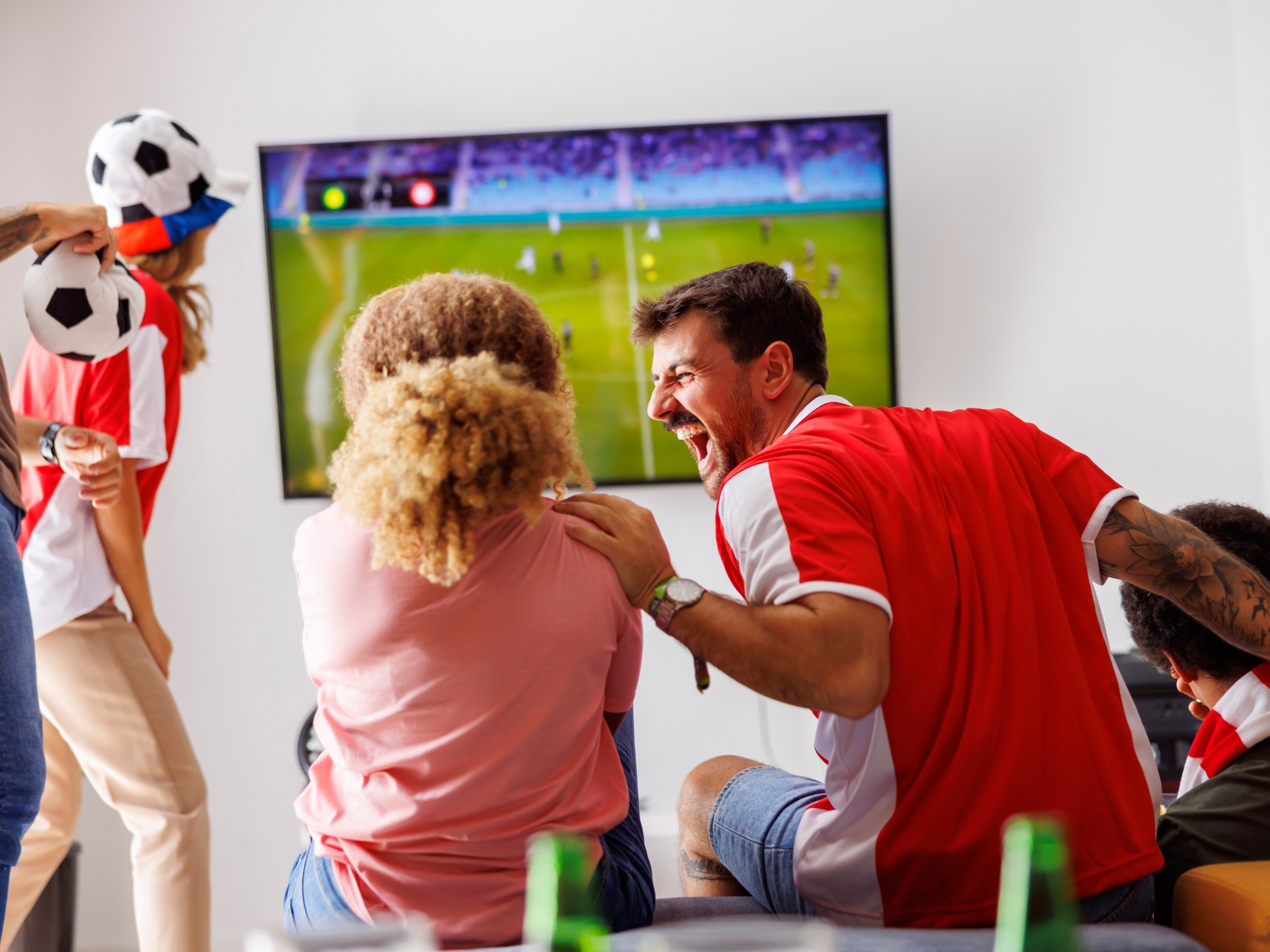 مشجعون سعداء يشاهدون كأس العالم 2026