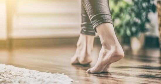 تخلص من المشاعر السلبية: 5 طرق مذهلة منها المشي حافيًا! لو زعلان أو متضايق.. 5 طرق تخلصك من المشاعر السلبية أغربها المشي حافيًا