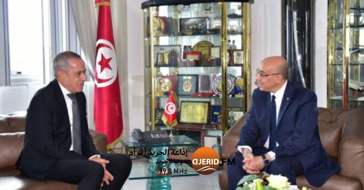 تعزيز التعاون العسكري يتصدر اجتماع وزير الدفاع مع السفير الجزائري في تونس تطوير التعاون في المجال العسكري محور لقاء وزير الدفاع بالسفير الجزائري لدى تونس