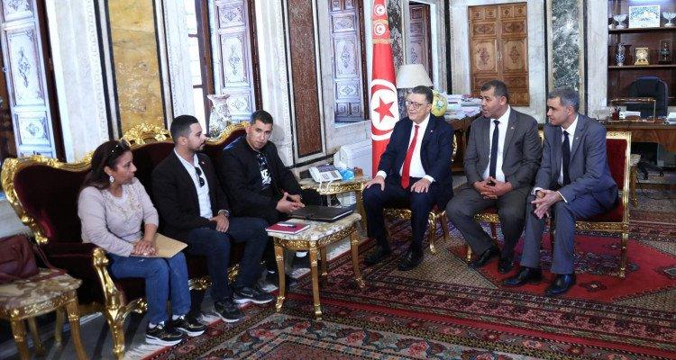 "رئيس البرلمان يلتقي دكاترة عاطلين عن العمل ويبحث سبل الحلول" رئيس البرلمان يستقبل مجموعة من الدكاترة العاطلين عن العمل